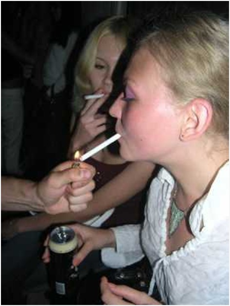 Подростки пьют курят. Подросток курит. Школьники курят. Курящий подросток. Девушка подросток курит.